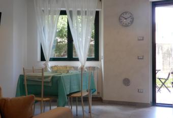 casa vacanze luciano&son has Balcony rooms