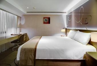 Kaohsiung Chateau de Chine Hotel has rooms with a private hot tub