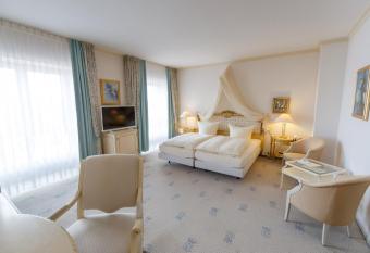 Hotel Erbprinz & Restaurant  allows 18 year olds to book a room