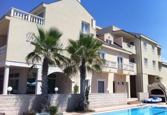 Villa Kastel has Balcony rooms