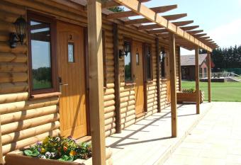 Calderfields Golf & Country Club has Balcony rooms