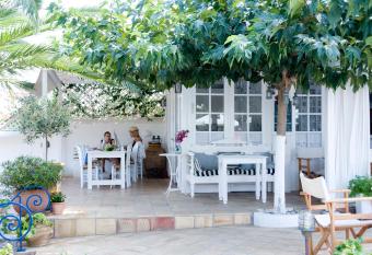 Villa Ippocampi - Adults Only allows 18 year olds to book a room