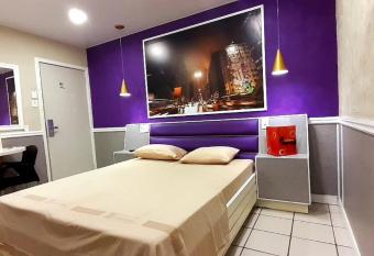 Calamares Hotel S  o Caetano allows 18 year olds to book a room