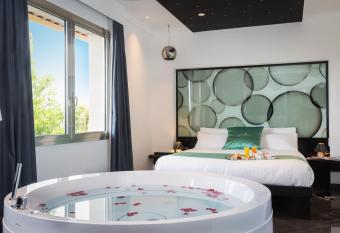 JC Hotel has rooms with a private hot tub