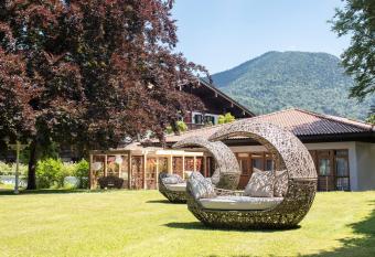 Adolphine Garden has Balcony rooms