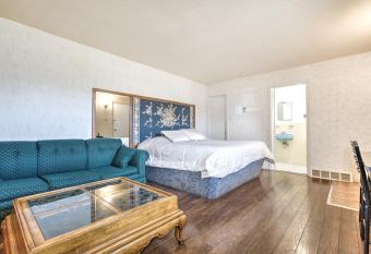 Motel Grande Ile has rooms with a private hot tub