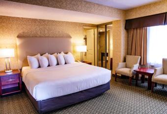 Best Western Voyageur Place Hotel has rooms with a private hot tub