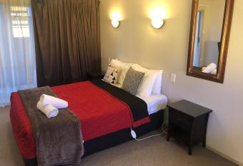 Absolute Lake View Motel allows 18 year olds to book a room