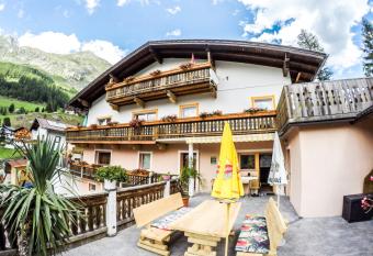 Haus Bergblick has Balcony rooms