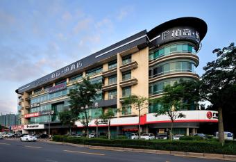 Paco Hotel Chebeinan Metro Guanghzou has rooms with a private hot tub