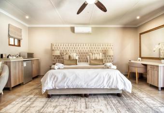 ParkHill Luxury Accommodation has rooms with a private hot tub