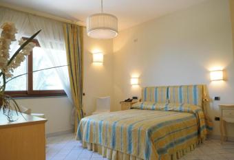 Hotel Villa Poseidon & Events has rooms with a private hot tub