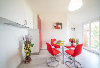 Sirmione Sunrise Lake View has Balcony rooms