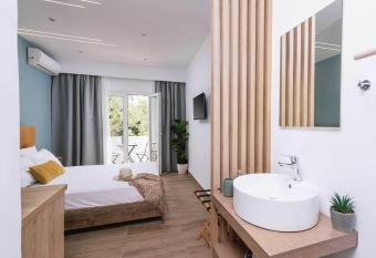 Ermis Luxury Suites & Apartments has rooms with a private hot tub