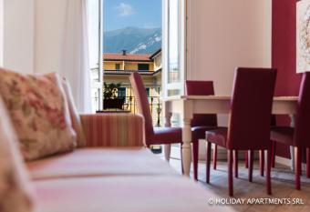 Diamond Apartments has rooms with a private hot tub