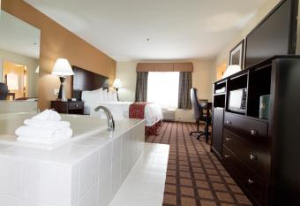 Best Western Oakbrook Inn has rooms with a private hot tub