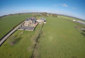 Tomedjocon allows 18 year olds to book a room