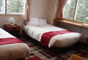 Rosenheim Hakuba has rooms with a private hot tub