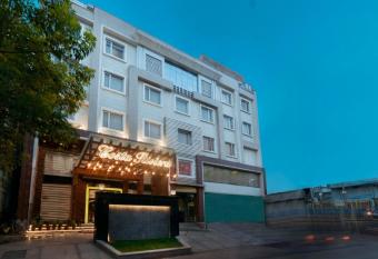 Costa Riviera Hotel allows 18 year olds to book a room