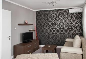 Hotel Kralj has rooms with a private hot tub