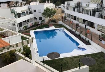 Apartamento con vista a la piscina has Balcony rooms