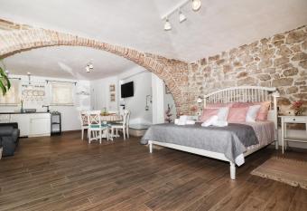 Cozy Apartment MAR   allows 18 year olds to book a room