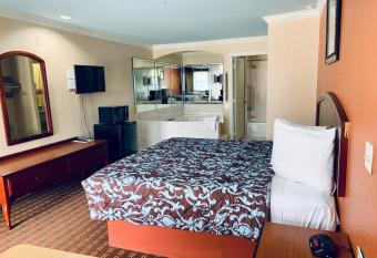 Luxury Inn Liberty has rooms with a private hot tub