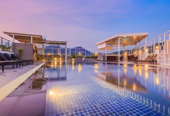 ASHLEE Heights Hotel Patong has rooms with a private hot tub