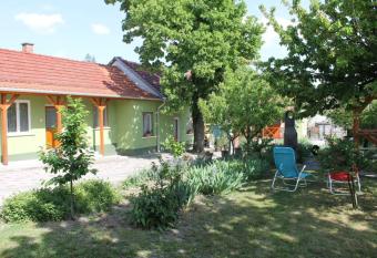 Homoky Pinc  szet   s Vend  gh  z has Balcony rooms