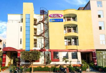 FabHotel Alpine Tajganj has Balcony rooms