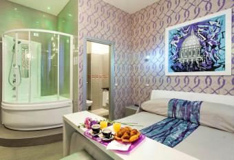 Hotel Relais Dei Papi has rooms with a private hot tub