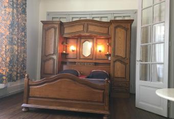 Aux Pieds de La Cathedrale allows 18 year olds to book a room