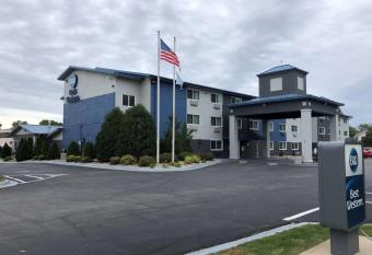 Comfort Inn & Suites has rooms with a private hot tub