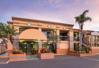 Travelodge by Wyndham Fort Myers North has Smoking rooms