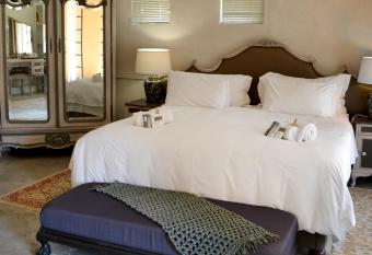 Hidden Grace has rooms with a private hot tub