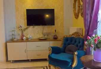 Primavera Holiday Home has rooms with a private hot tub