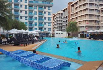 Grand Blue Condominium by Mary has Balcony rooms