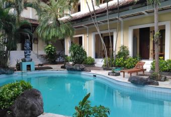 Villa Puri Royan allows 18 year olds to book a room