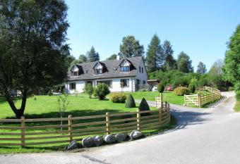 Carn A Chuilinn allows 18 year olds to book a room