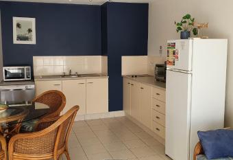 Nelson Bay Breeze has rooms with a private hot tub