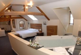 Domaine de Joinville has rooms with a private hot tub