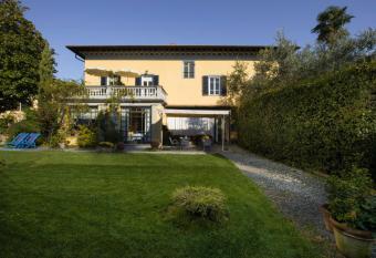 Al Porto Di Lucca B&B has Balcony rooms