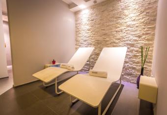 HostGost at BAMS (Private Spa included) has rooms with a private hot tub