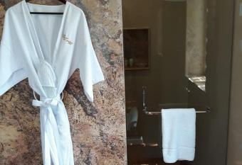 The Lorian Club has Balcony rooms