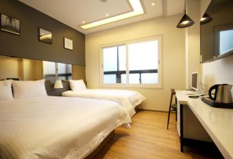 If Business Hotel allows 18 year olds to book a room