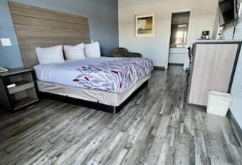 Delux Inn Cleburne allows 18 year olds to book a room