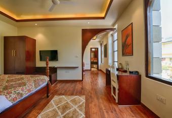 The Gulmohar Mansion - Boutique stay in Jaipur has rooms with a private hot tub