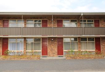 Peninsula Motor Inn allows 18 year olds to book a room