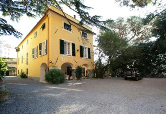 Hotel Sereno has Smoking rooms