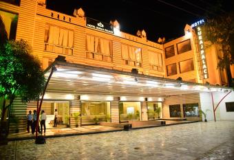 Hotel Suraj Palace allows 18 year olds to book a room